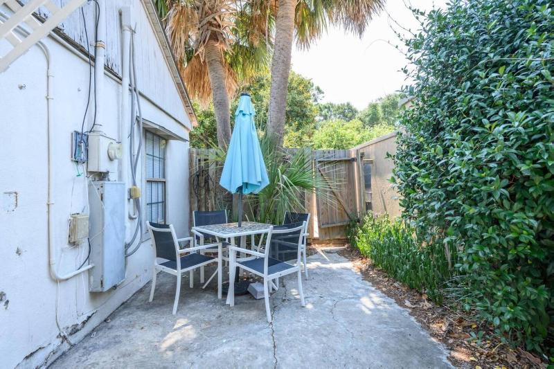 Quaint Home 2BR 1 BA Shared Pool - image 16