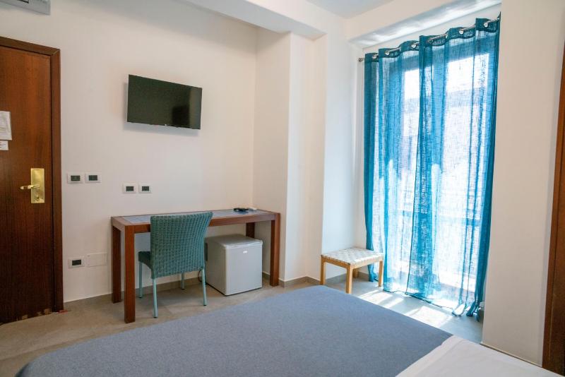 Double or Twin Room image 4
