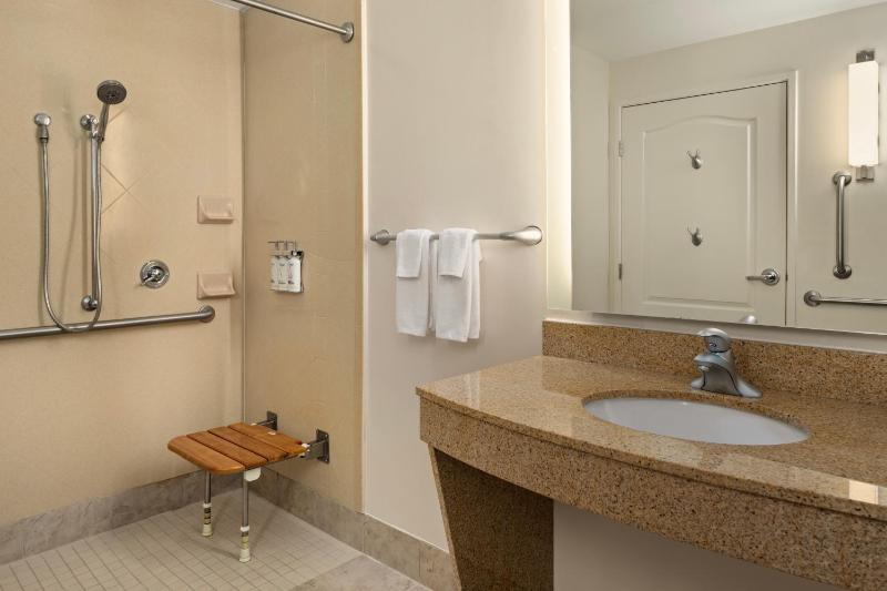 Queen Room with Two Queen Beds- Hearing Accessible Roll in Shower/Non-Smoking image 3