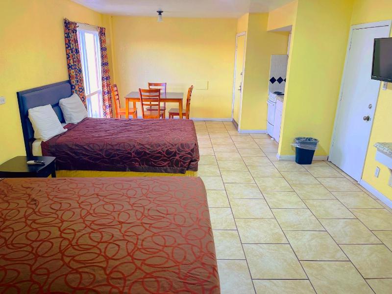 Queen Room with Two Queen Beds with Partial Sea View image 3