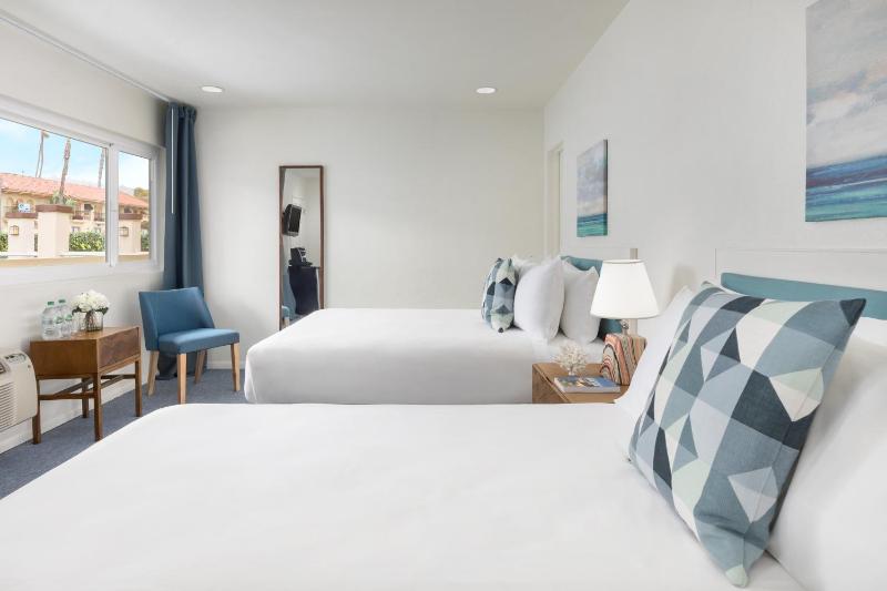 Standard Double Room image 4