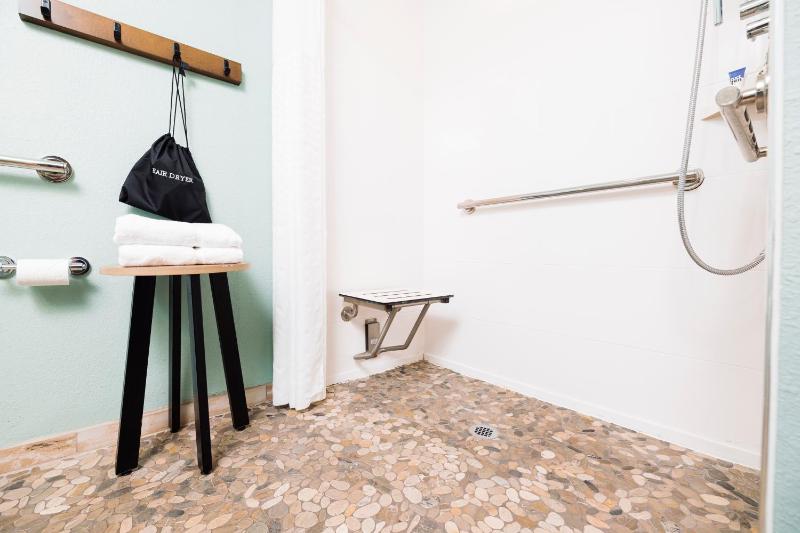 Queen Room - Disability Access image 2