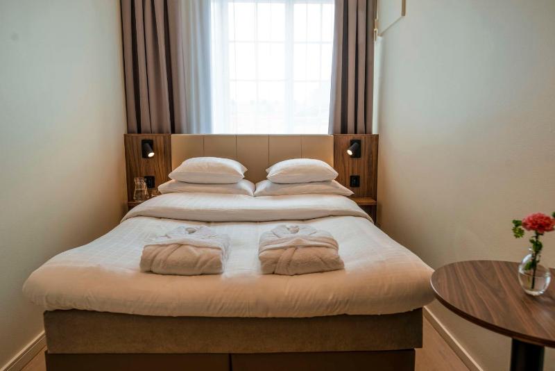 Queen Room - 140cm Bed image 1