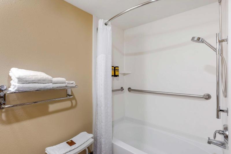 Queen Suite with Mobility Accessible Tub image 2