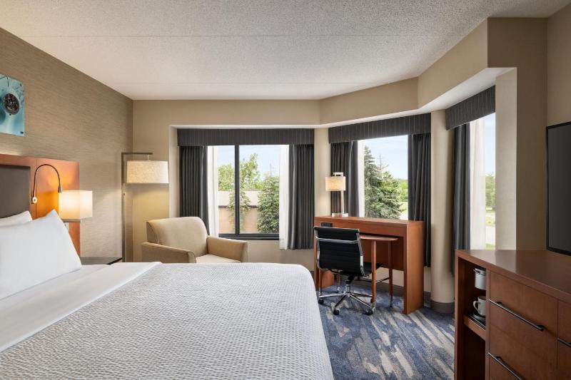 Standard King Room image 3