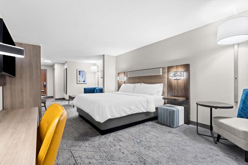 King Suite with Sofa Bed - Non-Smoking image 3
