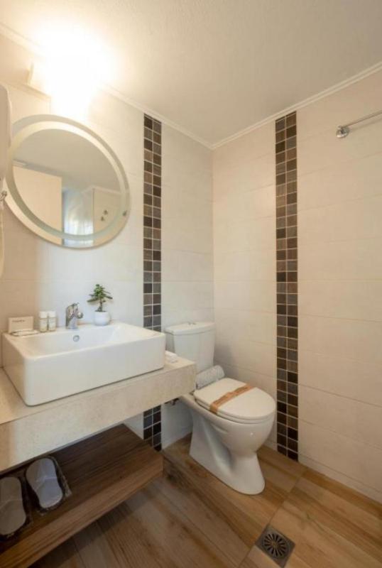 Double Room with Spa Bath image 2