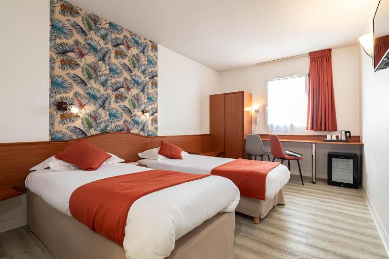 Standard Twin Room image 3
