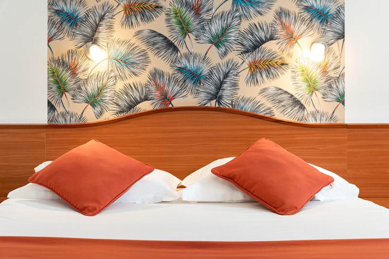 Standard Double Room image 3