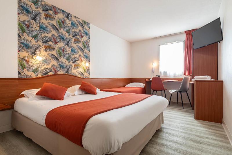 Standard Triple Room image 4