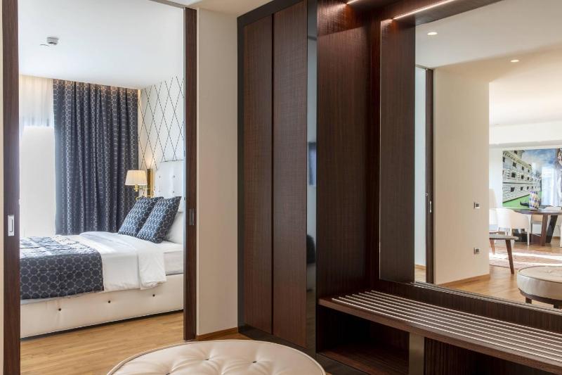 King Suite with Whirlpool image 4