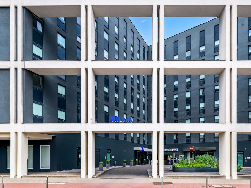 Double Room with Queen Bed image 2