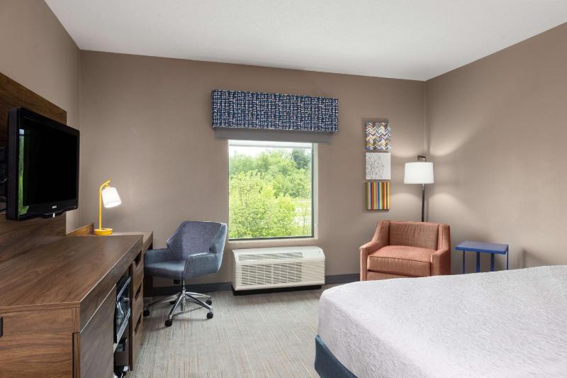 King Room with King Bed - Non-Smoking image 3
