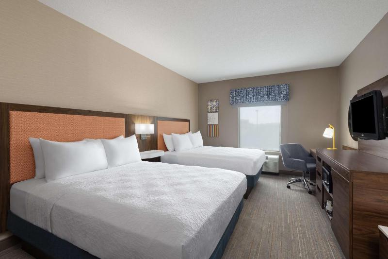 Room with Two Queen Beds - Non-Smoking image 3