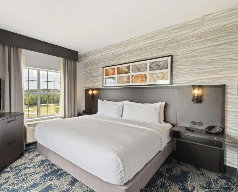 King Suite with Golf View image 2