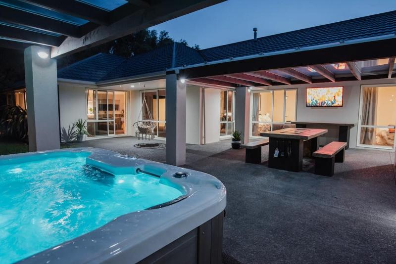 Hidden Gem of Christchurch - Sleeps 13 - image 2