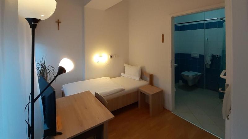 Single Room - Disability Access image 1