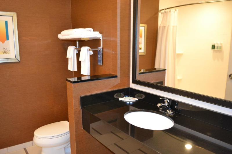 Queen Room with Two Queen Beds - Ocean View image 2