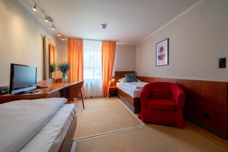 Twin Room image 2