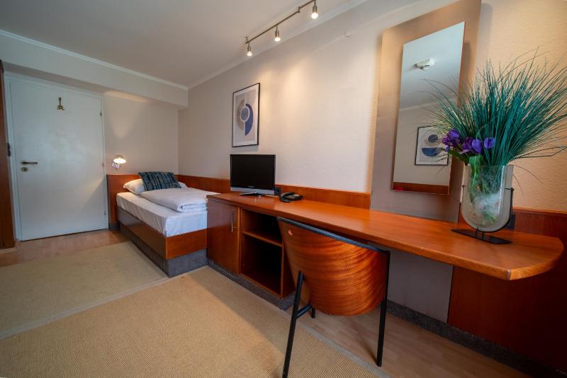 Twin Room image 4
