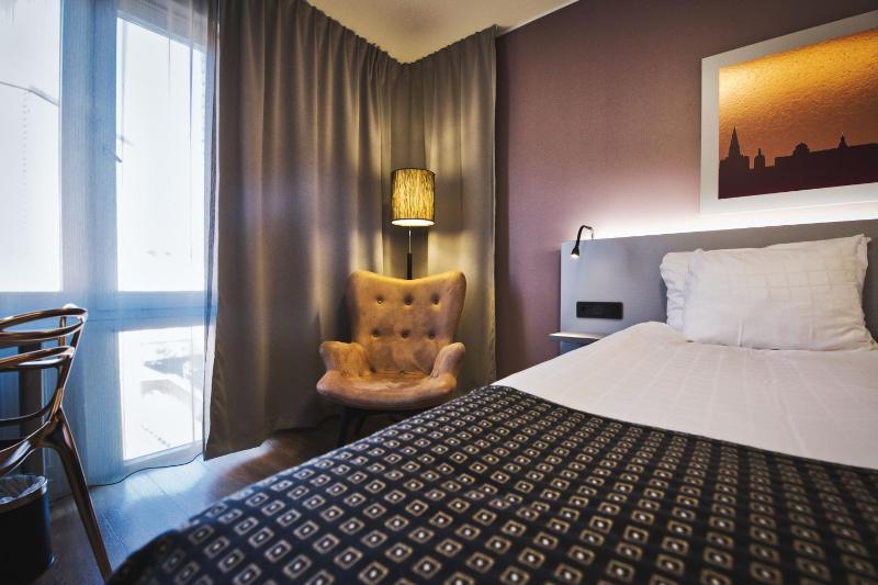 Double Room image 3