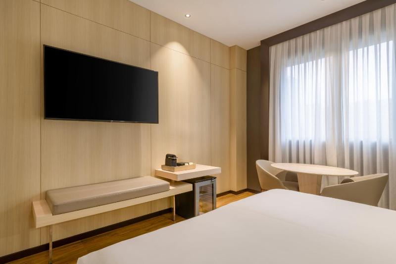 Standard Plus King Room image 1