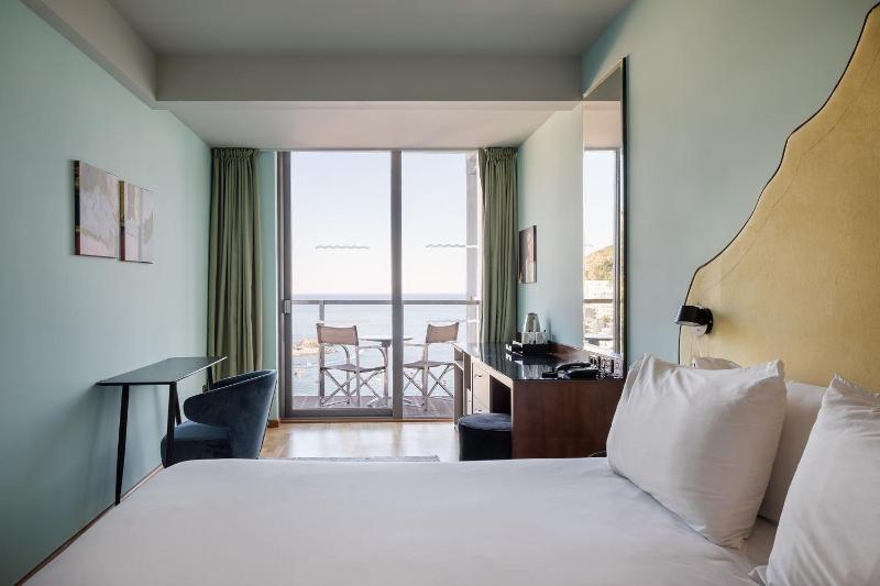 Deluxe Double Room with Balcony and Sea View image 3