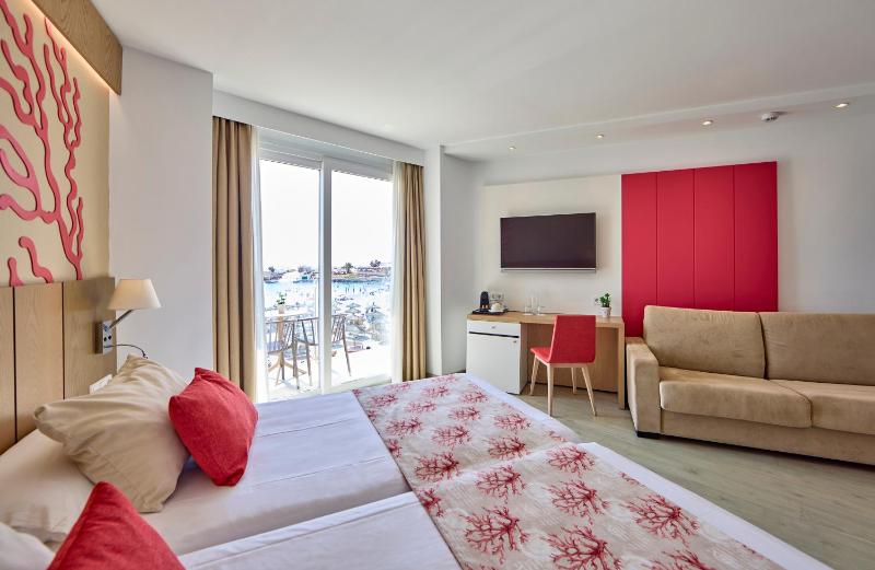 Superior Room with Frontal Sea Views image 3