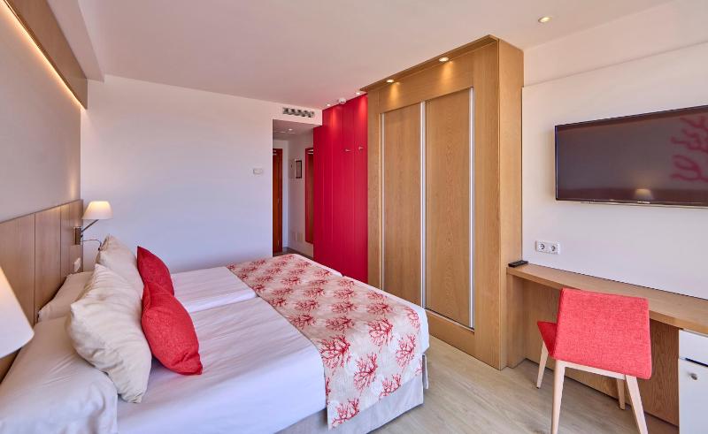 Double Room with Side Sea View image 4