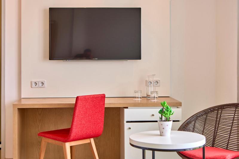 Family Room with Balcony (2 Adults + 1 Child) image 3