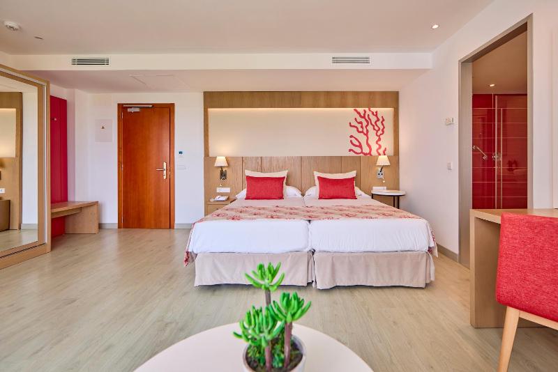 Family Room with Balcony (2 Adults + 2 Child) image 3