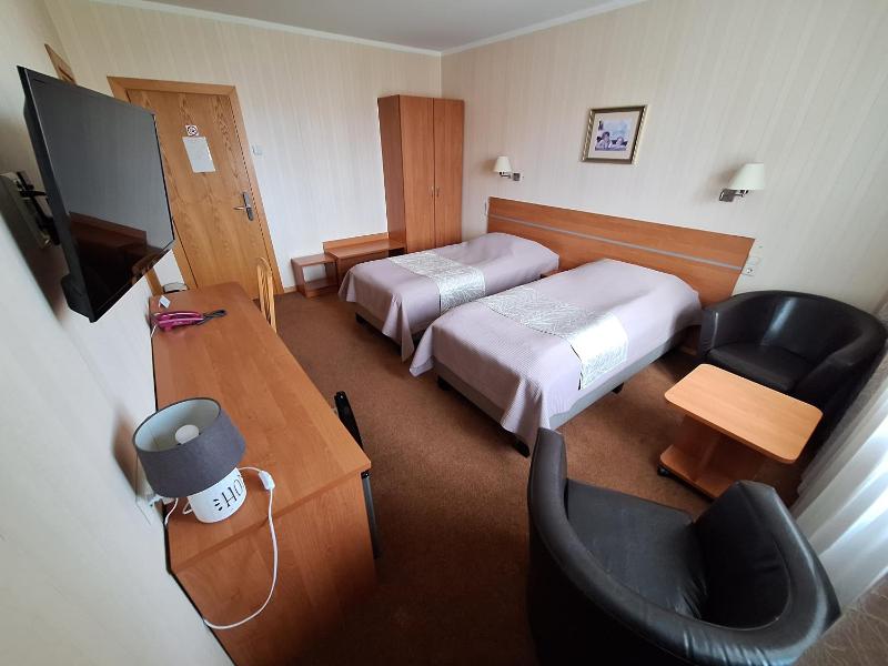 Twin Room with Garden View image 3