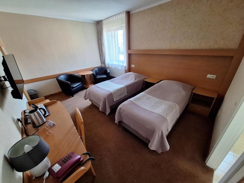 Twin Room image 3