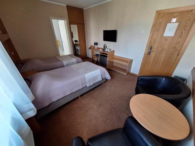 Twin Room image 4