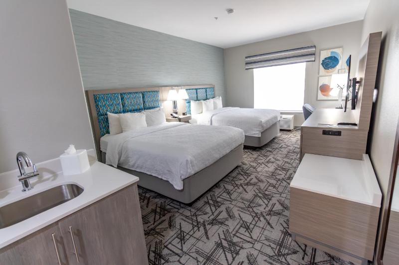 Queen Room with Two Queen Beds - Non-Smoking image 2