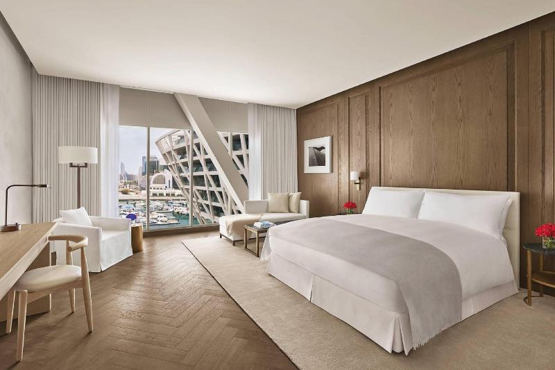 Deluxe King Room with Marina View image 4