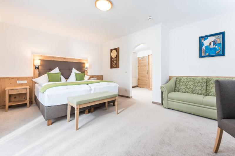 Double Room with Balcony image 4