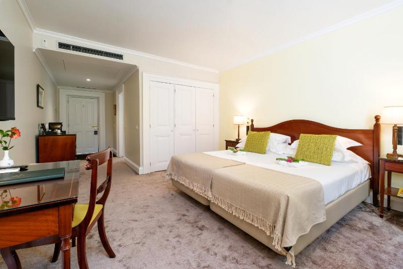 Double or Twin Room with Garden View image 3