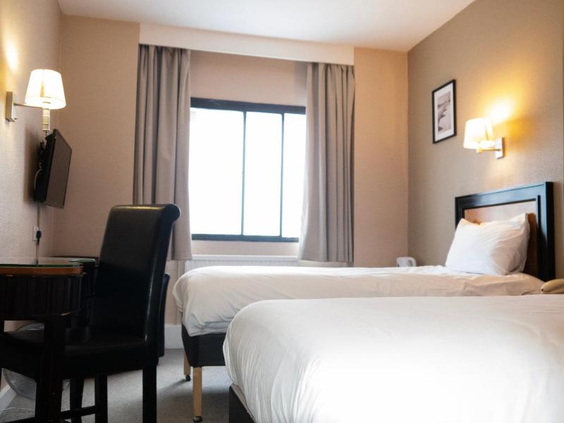 Twin Room image 3