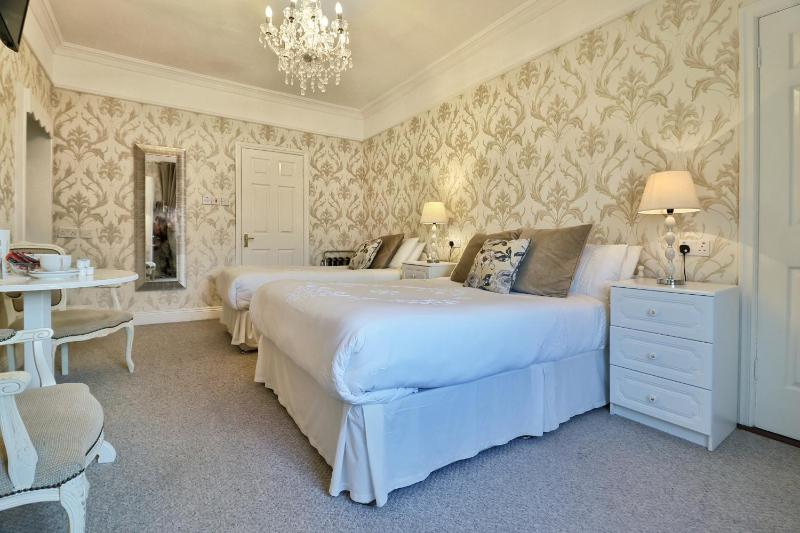 Deluxe Double or Twin Room image 3