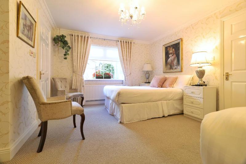 Double or Twin Room image 3