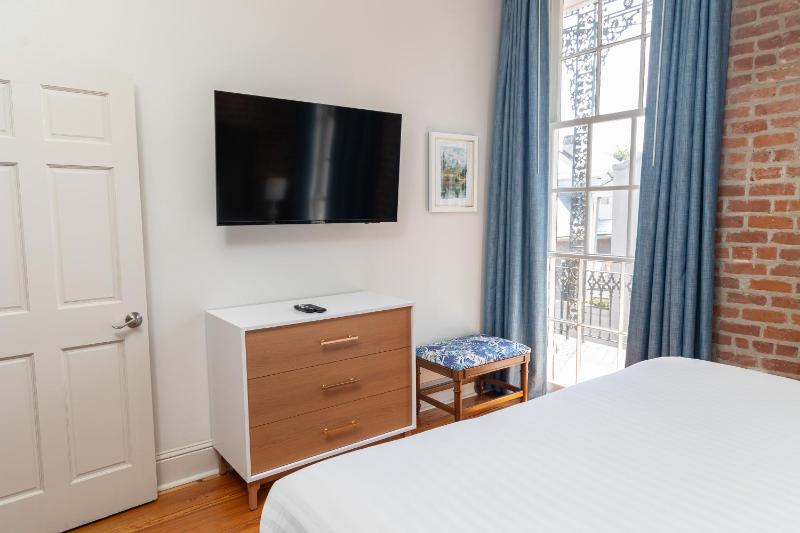Deluxe King Suite image 4
