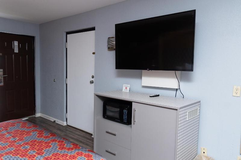 Queen Room - Disability Access/Smoking image 3