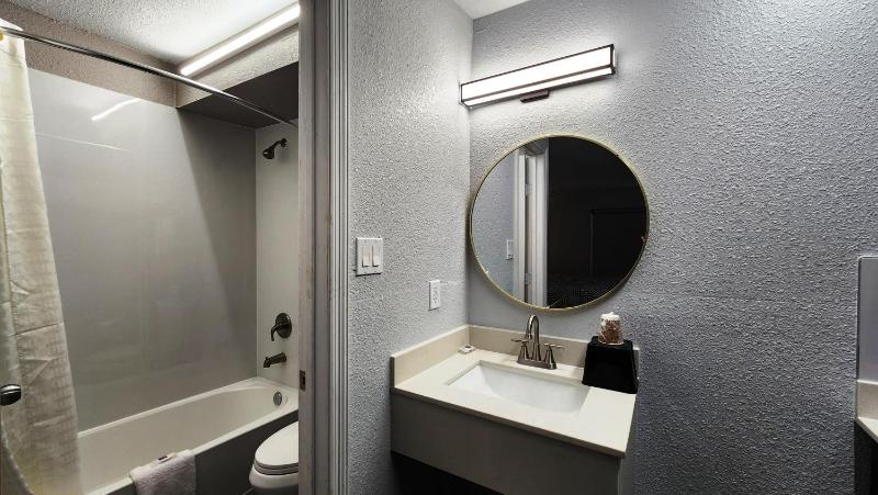 Double Room - Non-Smoking  image 3