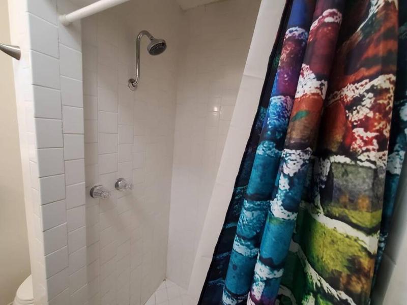 Hollywood - Budget Private Quiet 2nd Flr 1BR and 1BA - image 5