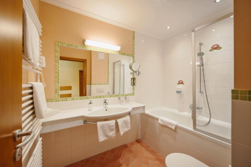 Double Room with Lake View image 3