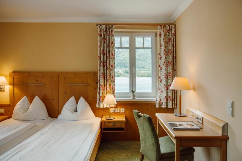 Double Room with Lake View image 1