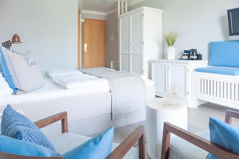 Basic Double Room image 3