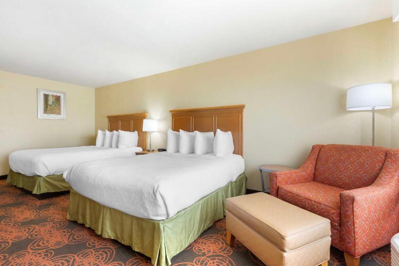 Queen Room with Two Queen Beds - Non-Smoking image 3