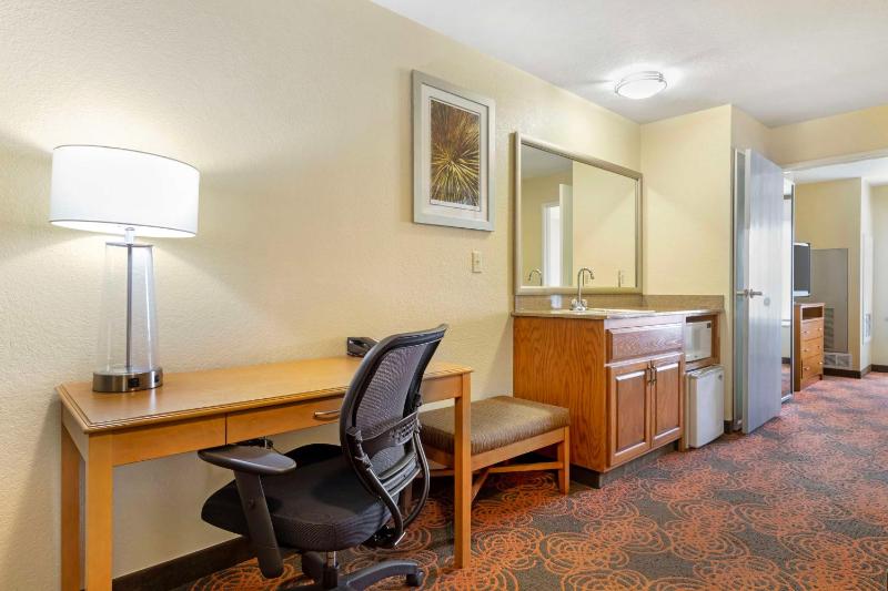 King Suite with Sofa Bed - Non-Smoking image 3